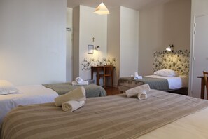 Escritorio, sistema de insonorización y wifi gratis 