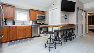 Micro-ondes, four, plaque de cuisson, lave-vaisselle