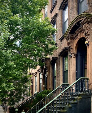 Exterior - One Bedroom Penthouse Apartment in 20th Century Brownstone in Harlem. (New York)