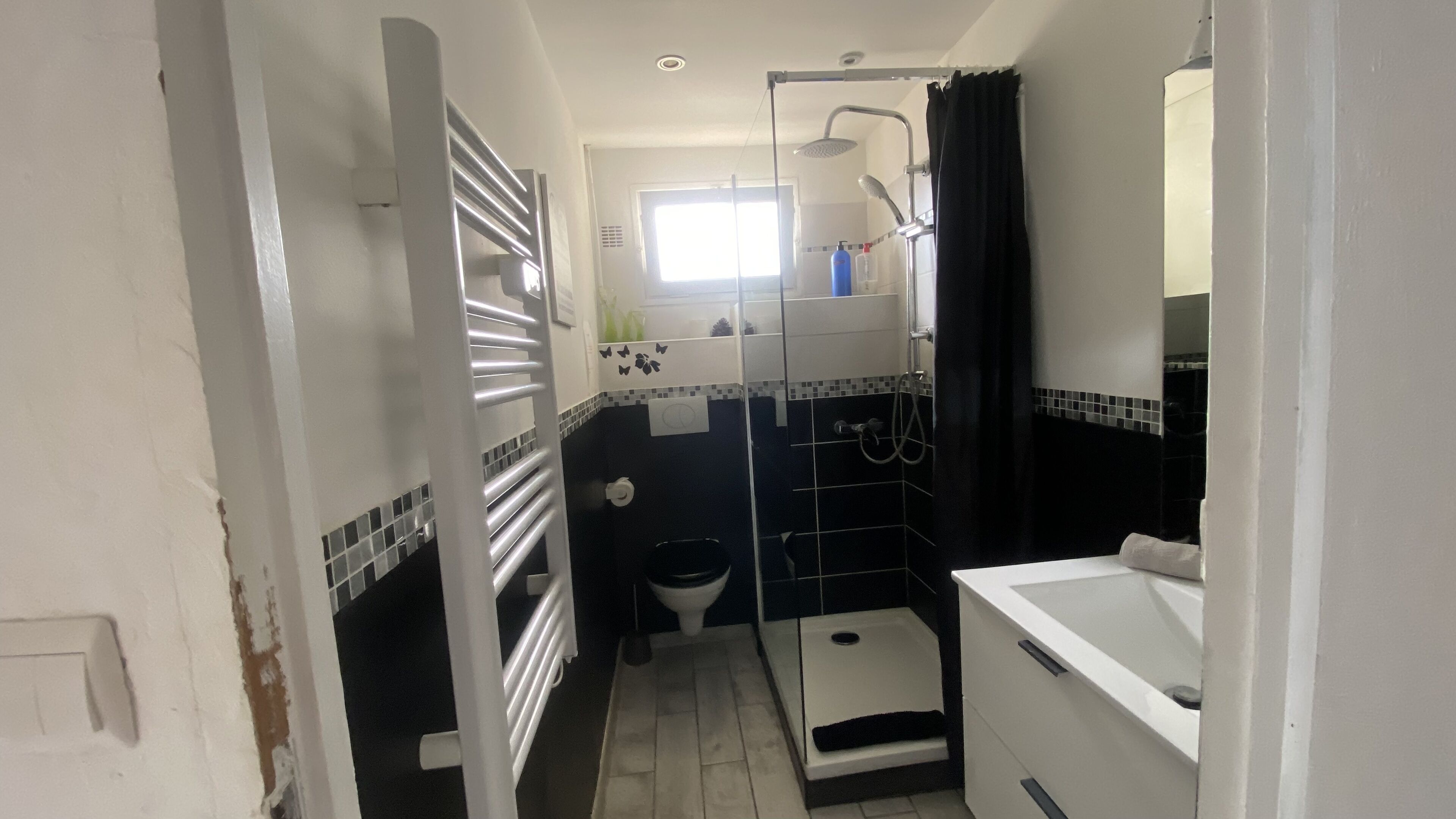 Haartrockner, Handtücher, Seife, Toilettenpapier