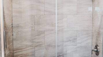 Kamar Single Standar, 1 Tempat Tidur Queen | Kamar mandi | Handuk, sabun, sampo, dan tisu toilet