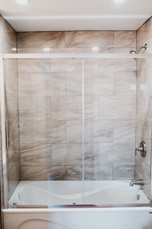 Standard Single Room, 1 Queen Bed | Bathroom