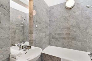 Dusche, umweltfreundliche Kosmetikartikel, Seife, Shampoo