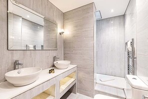 Een douche, een haardroger, handdoeken
