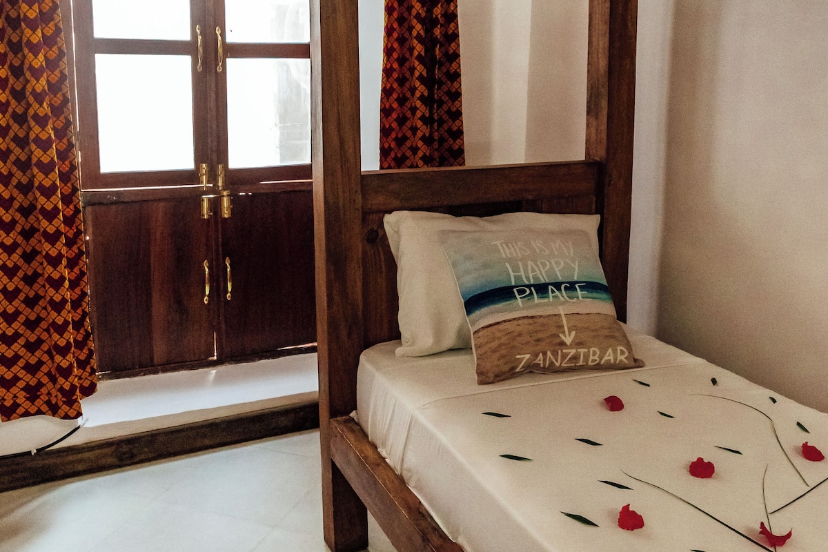 Basic Twin Room | Meja, katil bayi/kot (percuma), Wi-fi percuma, cadar katil
