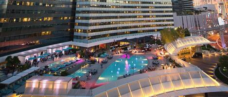 Seasonal outdoor pool, pool cabanas (surcharge), pool loungers