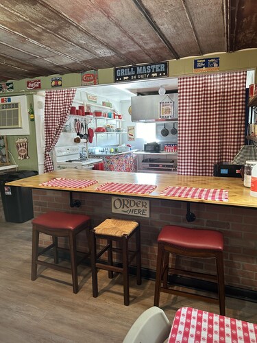 Old Rustic Country store near Pine mtn. / Kingdom Come Park & Bad Branch Falls 