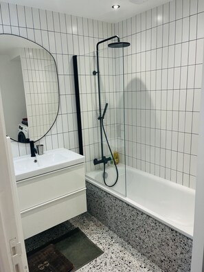 Dusche, Haartrockner, Handtücher, Seife