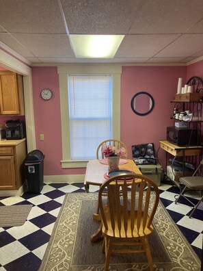 Dining - Cute apartment in Lyndonville, 10 mins from Burke Mountain and Kingdom Trails! (Lyndonville)