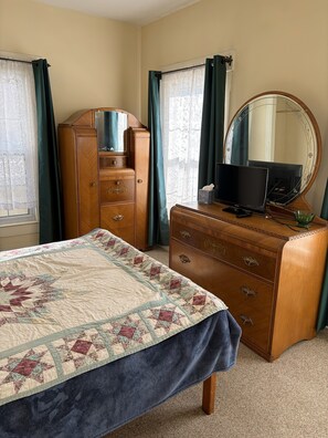 2 bedrooms, free WiFi, bed sheets - Cute apartment in Lyndonville, 10 mins from Burke Mountain and Kingdom Trails! (Lyndonville)