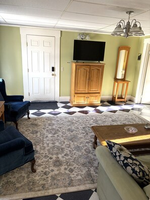 Smart TV, DVD player, books - Cute apartment in Lyndonville, 10 mins from Burke Mountain and Kingdom Trails! (Lyndonville)