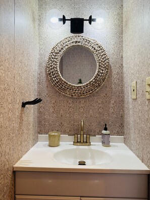 Secador de cabelo, toalhas de banho, sabonete, shampoo
