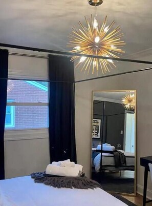 3 soverom, skrivebord, strykejern/-brett og reiseseng for barn