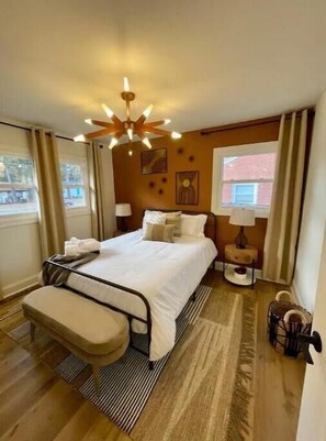 3 bedrooms, desk, iron/ironing board, free WiFi