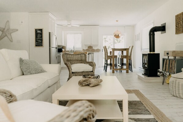 TV connectée, cheminée, livres