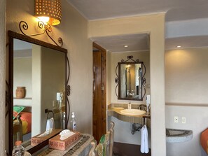 Comfort tweepersoonskamer | Badkamer | Een haardroger, handdoeken