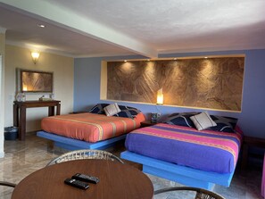 Deluxe vierpersoonskamer | Een kluis op de kamer, een strijkplank/strijkijzer, gratis wifi