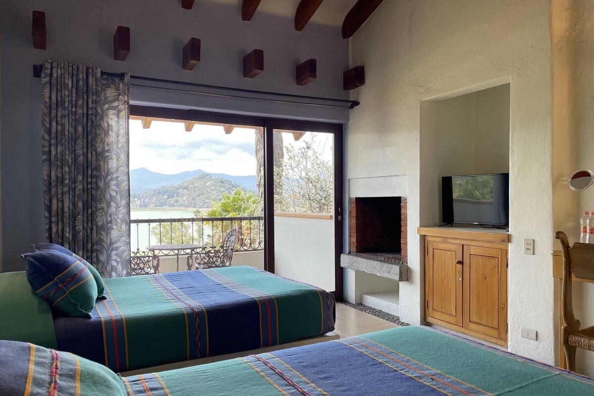 Comfort Quadruple Room | In-room safe, iron/ironing board, WiFi (free), bed sheets