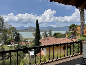 In-room safe, iron/ironing board, free WiFi, bed sheets - Hospedaje Villas Paraiso (Valle de Bravo)