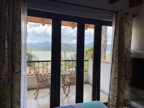 Habitación cuádruple Confort | Caja fuerte, tabla de planchar con plancha, wifi gratis y ropa de cama