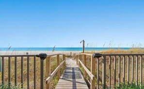 På stranden