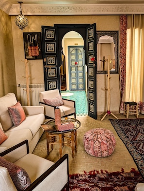 Suite – premium, privat bad | Oppholdsområde