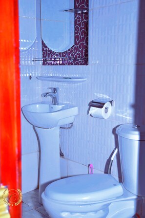 Habitación familiar con 1 cama doble o 2 individuales | Baño