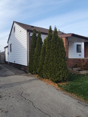 Exterior - The Cozy Cottage close to Magnificent Niagara Falls (Welland)