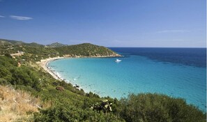 Beach nearby, sun loungers - ClickSardegna Villa Gemma with infinity pool facing the sea (Torre Delle Stelle (Maracalagonis))