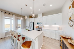 Fridge, microwave, oven, stovetop - Bayfront resort villa with water view, pool, fishing pier, grills, & boardwalk (Rockport)