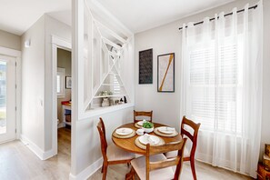 Dining - Bayfront resort villa with water view, pool, fishing pier, grills, & boardwalk (Rockport)