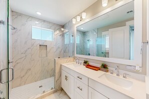 Hair dryer, towels - Bayfront resort villa with water view, pool, fishing pier, grills, & boardwalk (Rockport)