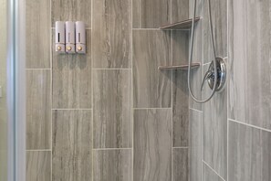 Dusche, umweltfreundliche Kosmetikartikel, Haartrockner, Handtücher