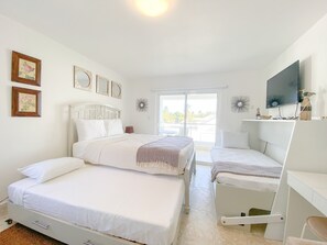1 quarto, cofres nos quartos, ferros/tábuas de passar roupa