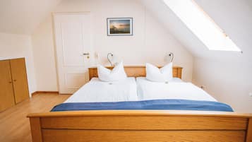 Classic Double Room | Desk, laptop workspace, free WiFi, bed sheets