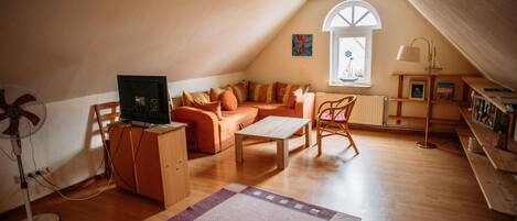 Classic Condo | Desk, laptop workspace, free WiFi, bed sheets