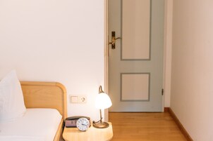 Quarto solteiro clássico | Escrivaninha, espaço de trabalho para notebook, Wi-Fi de cortesia