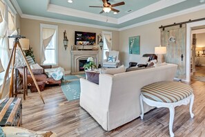 Smart TV, fireplace, video games, DVD player - Hot Tub~Golf Cart~Near beach~Coastal Retreat (Bolivar Peninsula)