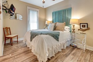 3 quartos, escrivaninha, ferros/tábuas de passar roupa