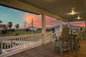 Outdoor dining - Hot Tub~Golf Cart~Near beach~Coastal Retreat (Bolivar Peninsula)