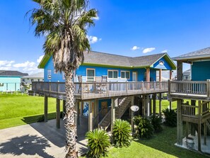 Exterior - Walk to Beach~Golf Cart~Hot Tub~Beautiful Home (Bolivar Peninsula)