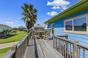 Outdoor dining - Walk to Beach~Golf Cart~Hot Tub~Beautiful Home (Bolivar Peninsula)