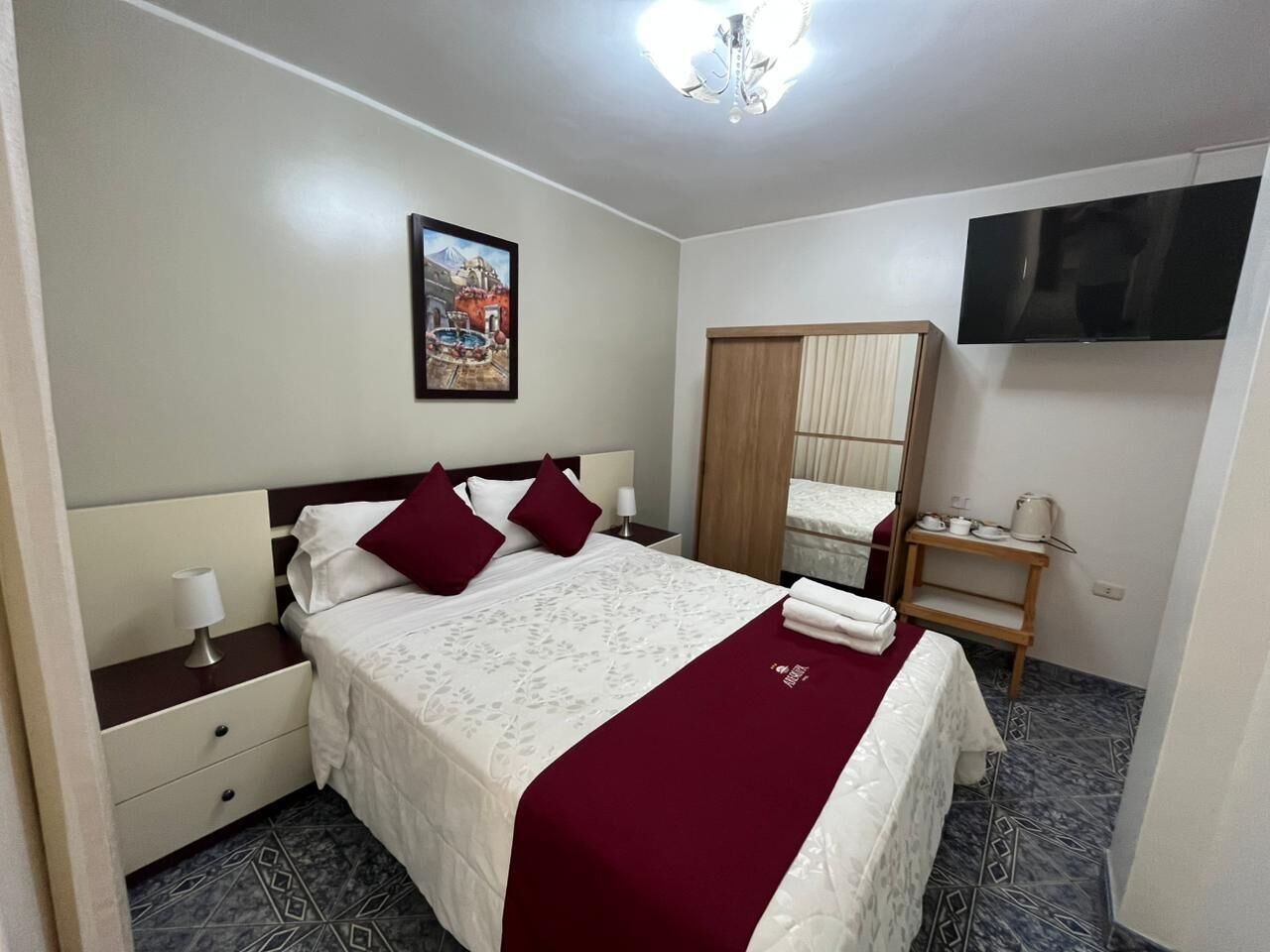 Honeymoon Room | Laptop workspace, free WiFi, bed sheets