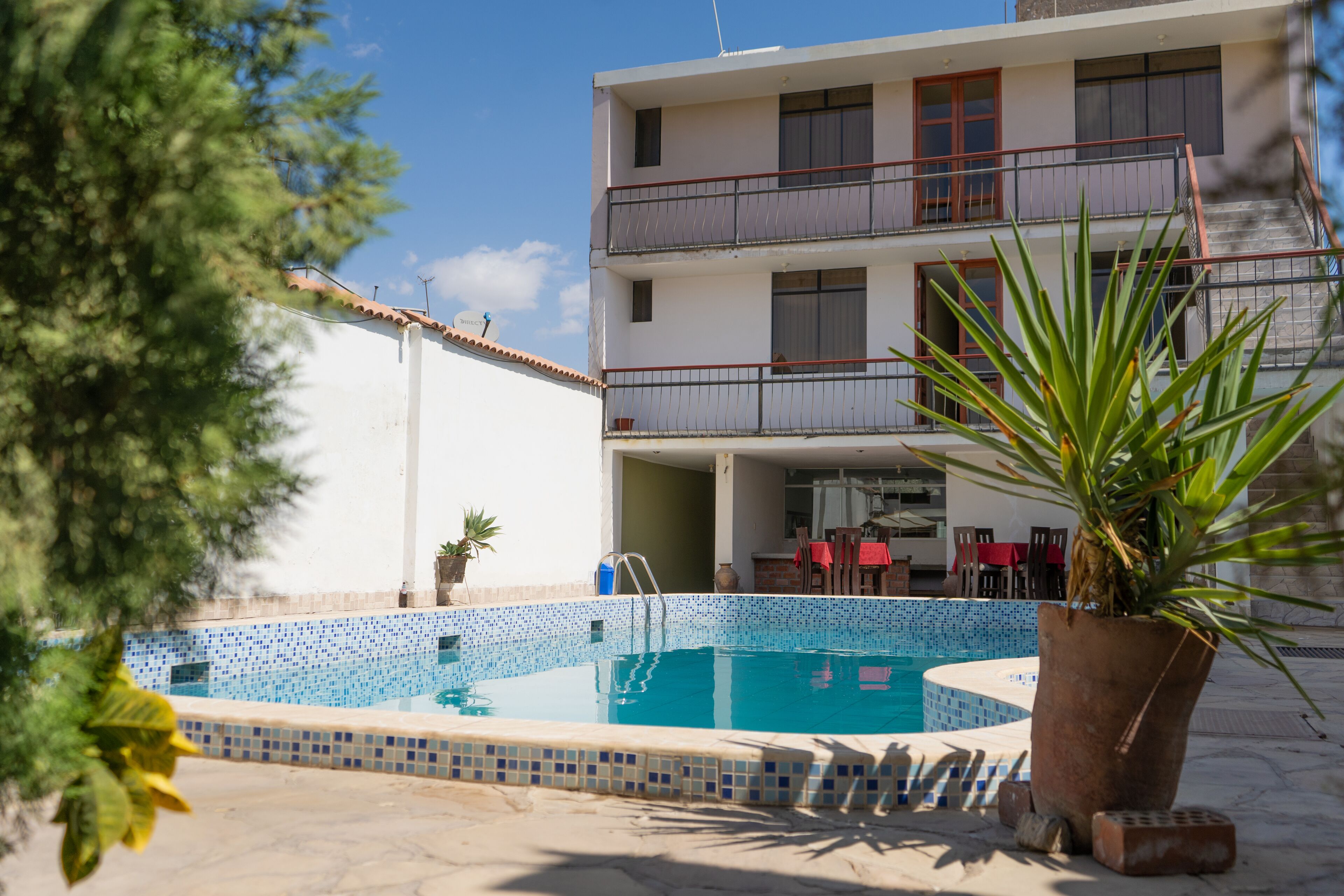 Alberca al aire libre, camas balinesas gratuitas y camastros 