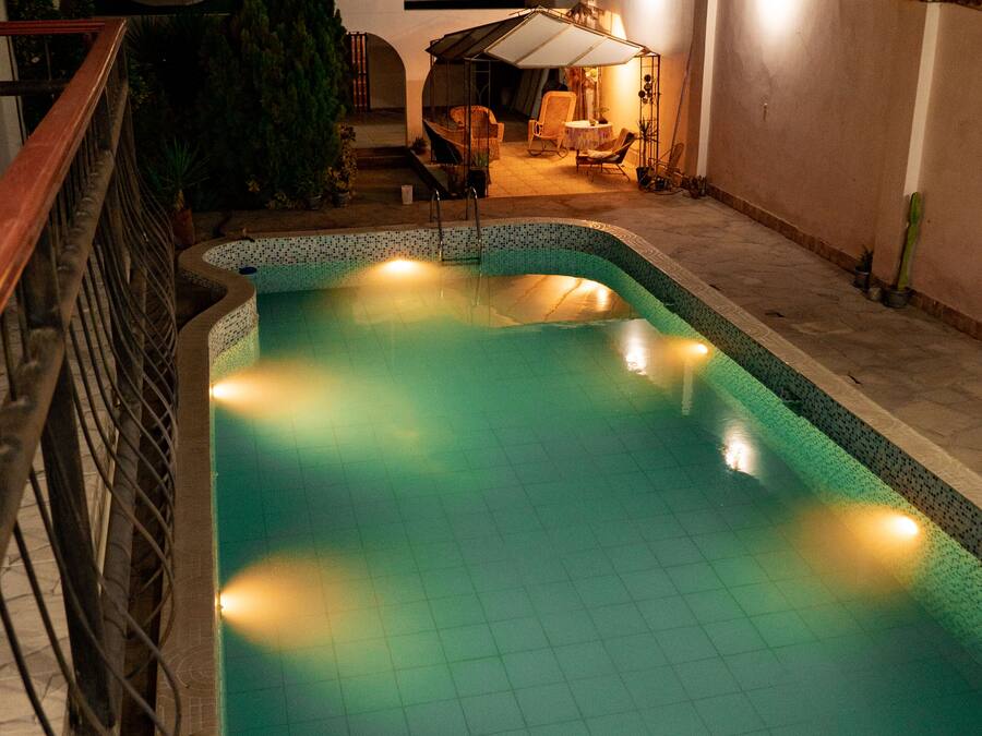 Una piscina al aire libre, cabañas de piscina gratuitas, tumbonas