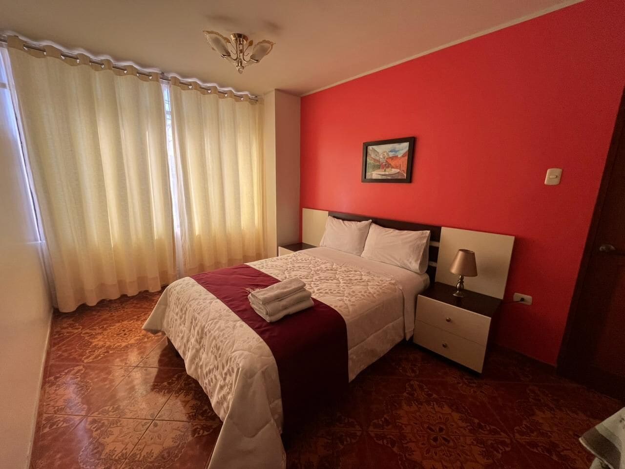 Habitación romántica, 1 cama matrimonial | Espacio para trabajar con laptop, wifi gratis y ropa de cama 