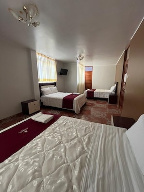 Habitación triple familiar | Espacio para trabajar con un portátil, wifi gratis, ropa de cama