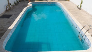 Udendørs pool, åben fra kl. 09.00 til kl. 21.00, gratis hytter