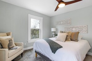 2 soverom, skrivebord, strykejern/-brett og wi-fi