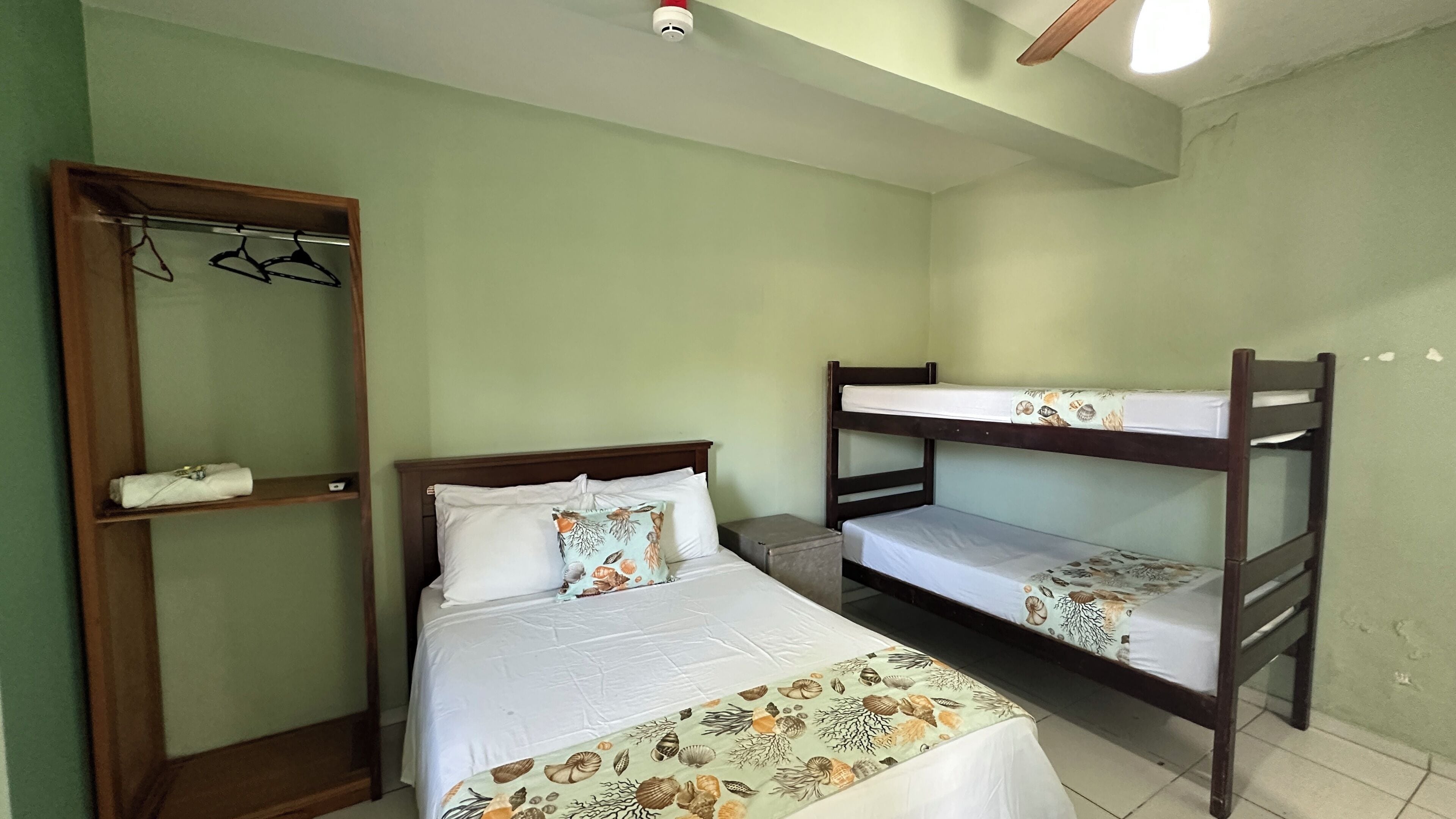 واي فاي مجانًا وملاءات أسرّة